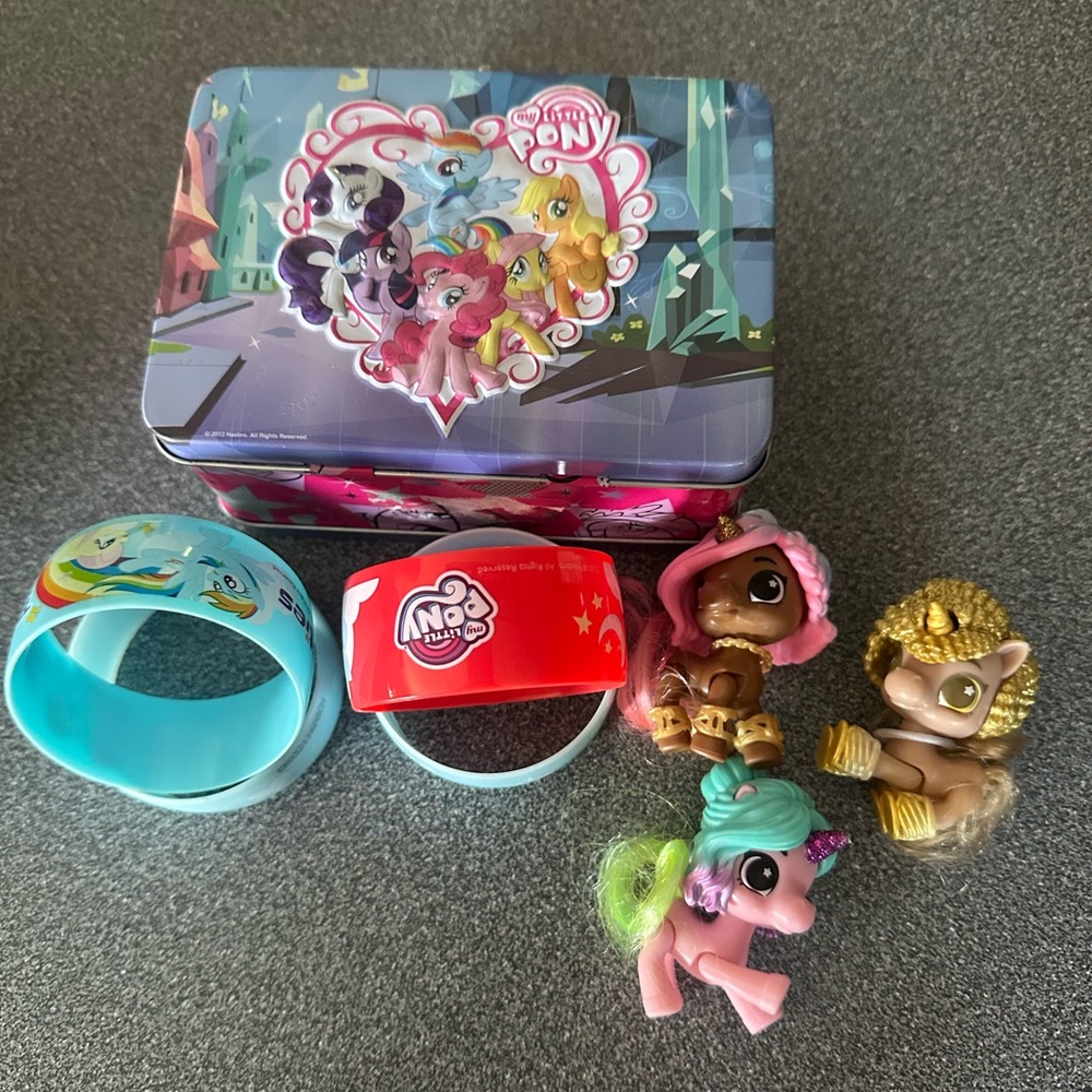 My little pony 4 bracelets in tin case with 3 ponies lot of toys